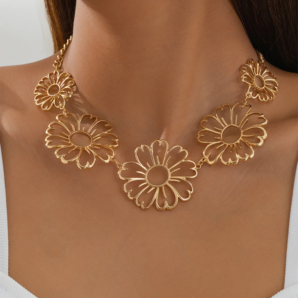 2025 New Arrival New Fashionable Big Flower Necklaces Sweater Chain Retro Long Pendant Geometric Floral Gold Necklaces Collar