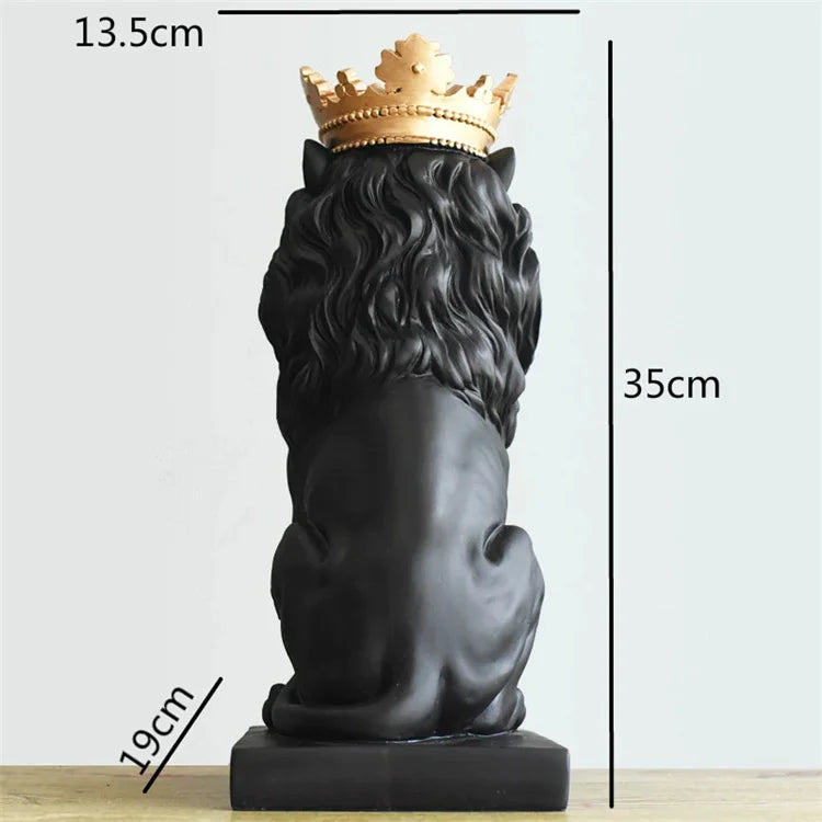 European Style Shop Display Decoration lion With Crown Statue on Table