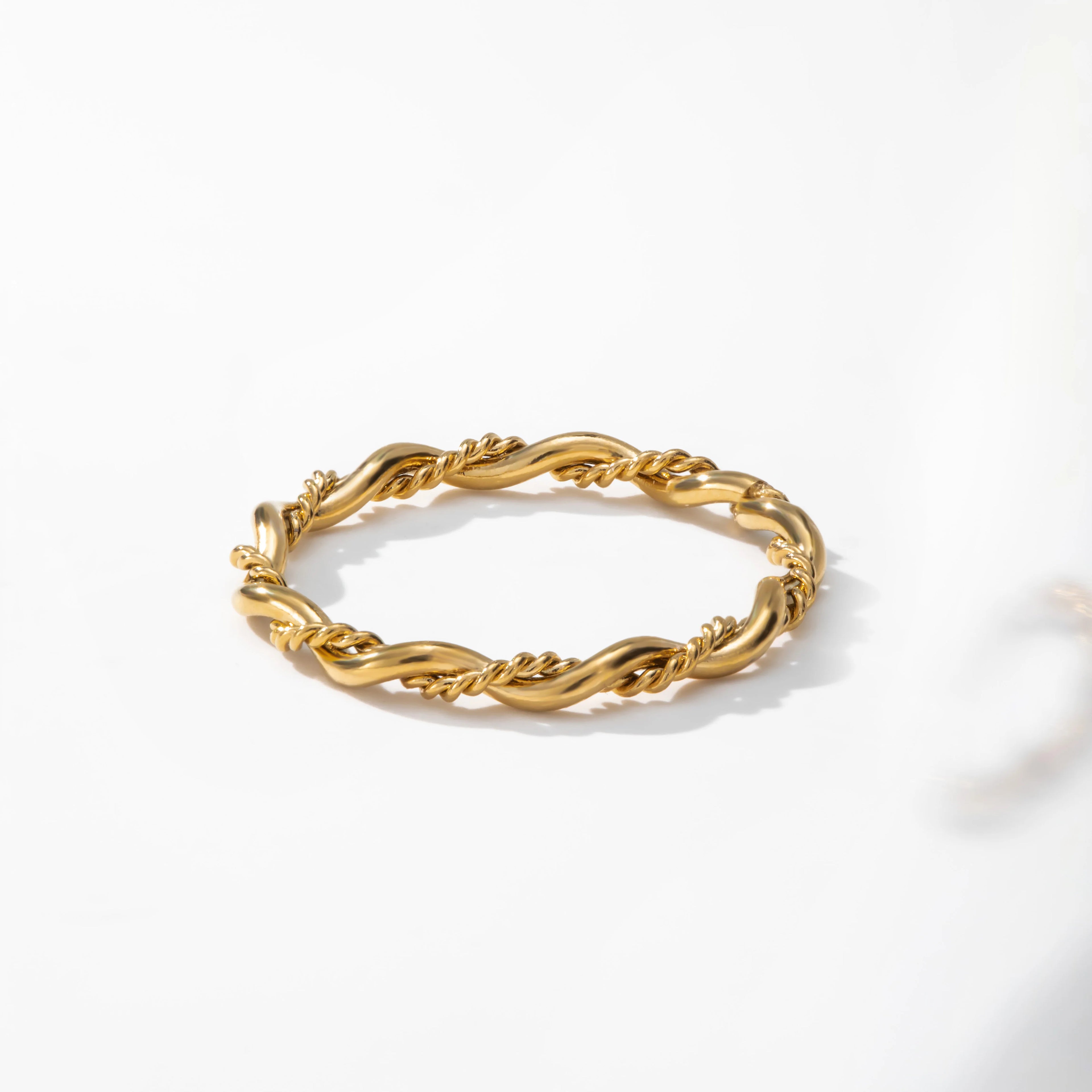 YF3666 Fashion Jewelry Waterproof 18K PVD Gold Plated Stainless Steel Rings Tiny Thin Twisted Rope Braided Ring for Women