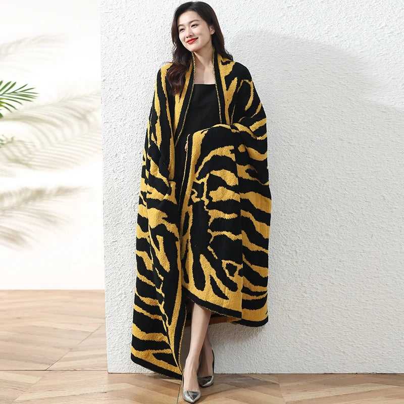 100% Microfiber Feather Yarn Super Soft Wearable Cozy zebra Knitted Throw Blanket for Sofa Using