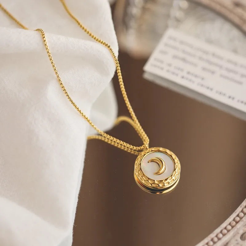 Fashion Jewelry 18K Gold Plated Natural White Shell Inlaid Moon Round Pendant Necklace for Women Gift YF3073
