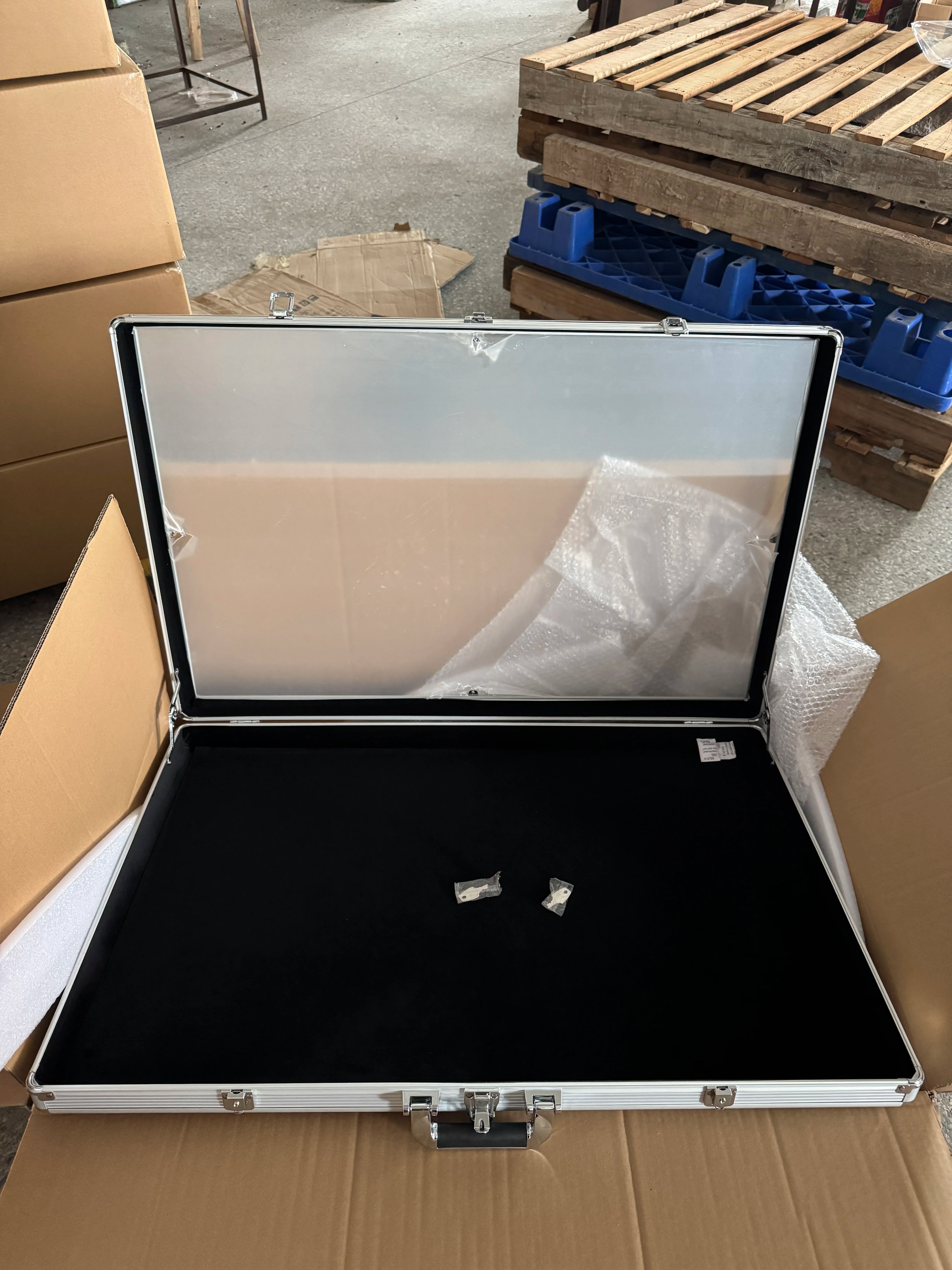 Durable Aluminum Glass Display Case for Cards Clear Top Locking Travel Case with OEM/ODM Support IP65 Rated BGS/SGC/FGS Storage