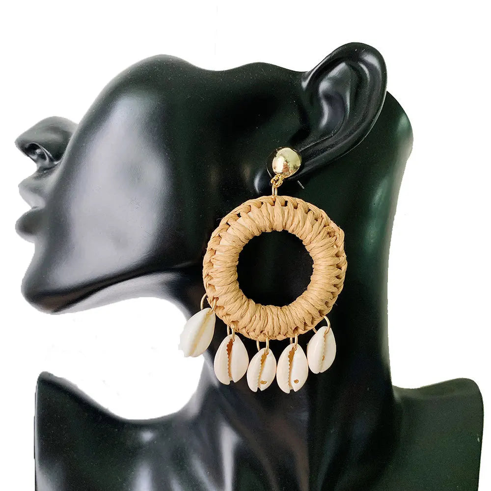 2022 New Bohemian Big Round Shell Earrings Female Straw Braided Earrings Conch Earrings Wholesale