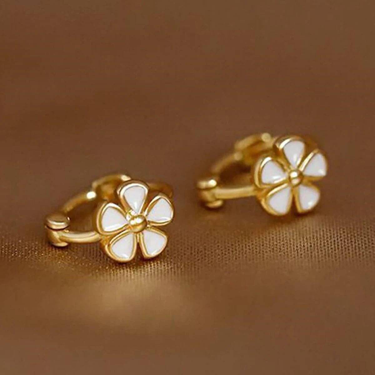 CAOSHI Wholesale Dainty Flower Design White Enamel Gold Plated Earrings for Fashion Party Women Engagement Hoop Earrings Jewelry