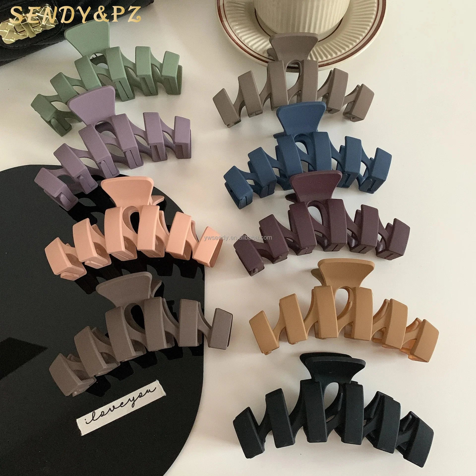 Hot Selling Retro Oversize 13cm Extra Large Wavy Plastic Hair Claw Clips Simple Sweet Girl Hair Accessories