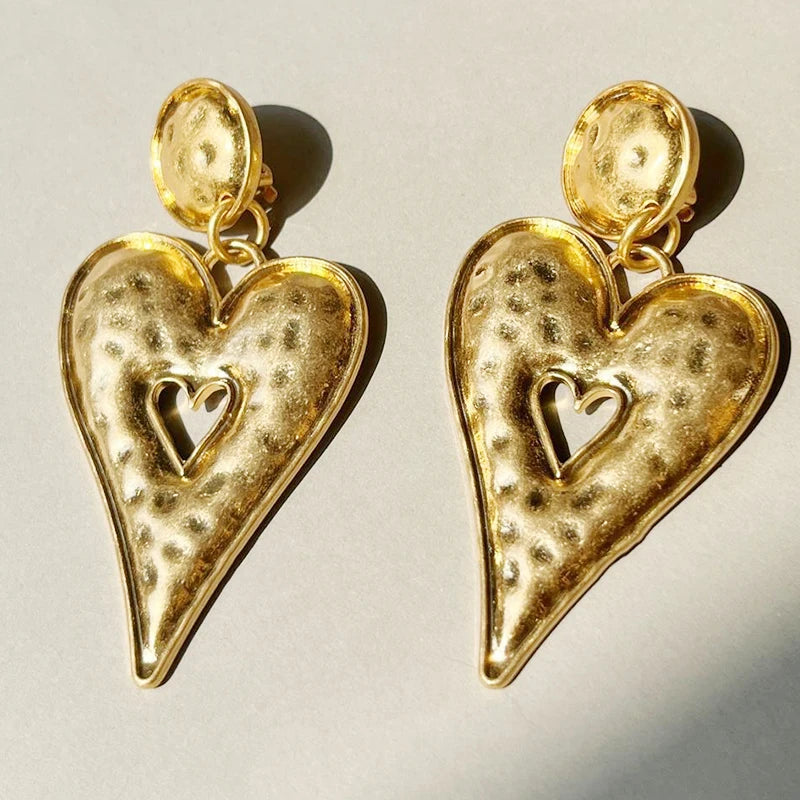 2023 New Arrival Wholesale Fashion Jewelry Medieval Vintage Matte Hollowed Out Heart Earrings Exaggerated Ear Clip Gold Earrings