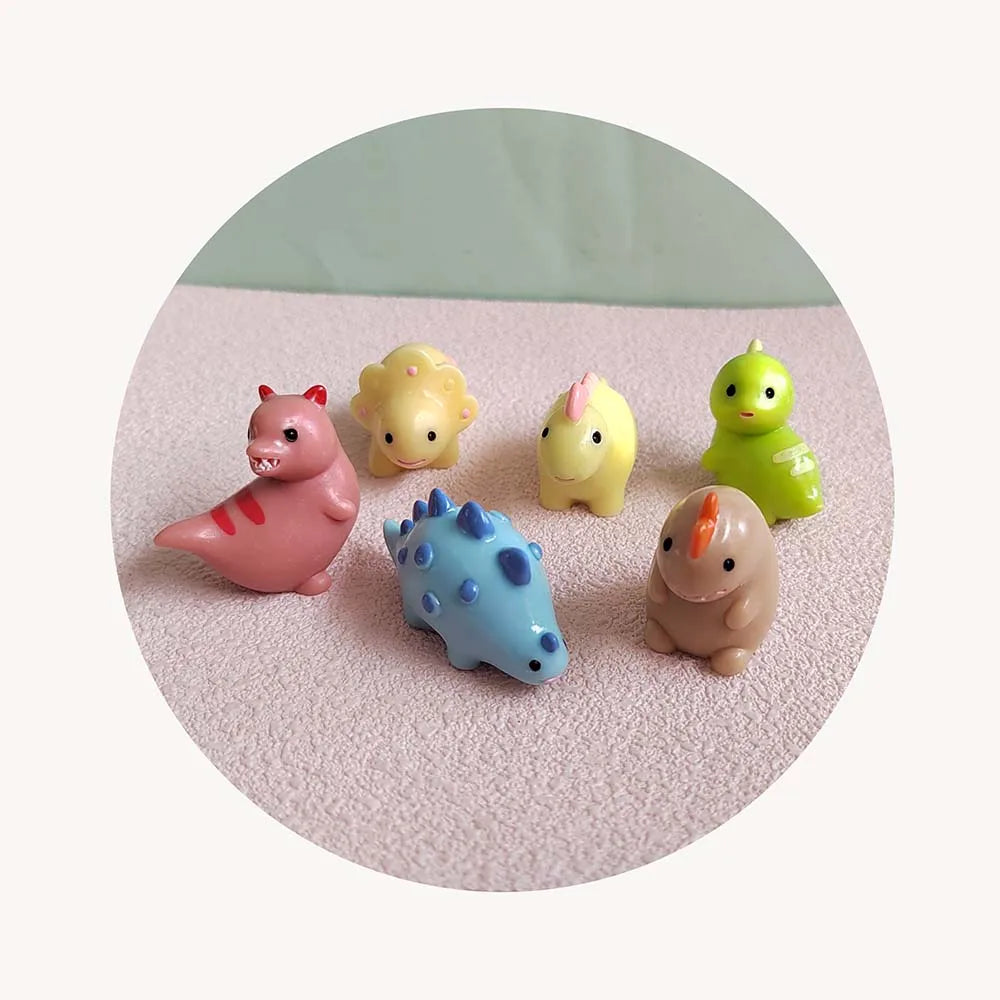 Bulk 100Pcs/Lot 3D Miniature Resin Tiny Dinosaurs Figurines Ornaments for Fairy Garden Doll House Outdoors Birthday Party Decor