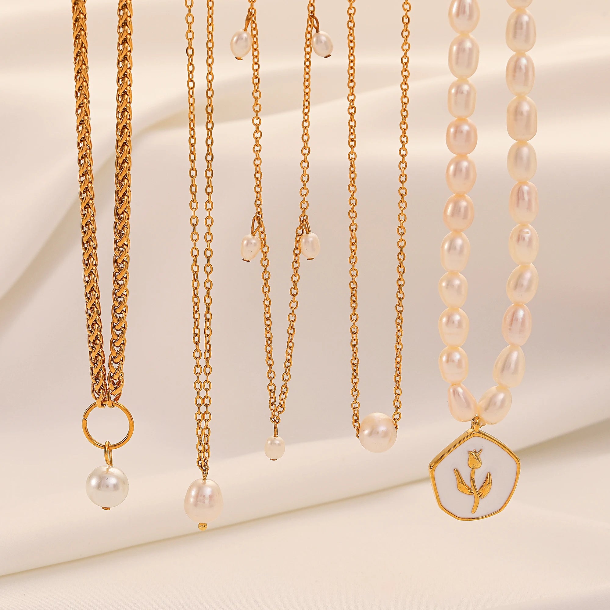 Elegant Vintage Natural Freshwater Pearl Necklace Gold-Plated Trendy Irregular Choker Chain with Zircon for Weddings