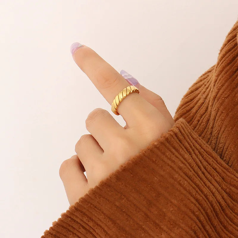 Hot Selling Simple Design Titanium Stainless Steel Screw Thread Style Ring for Women