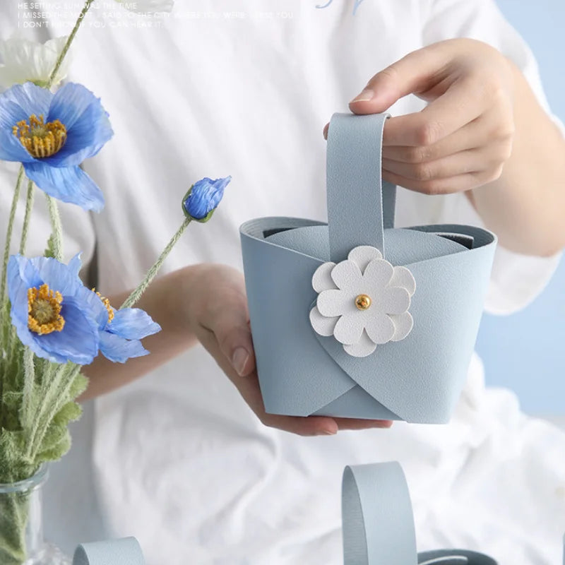 Creative 2022 PU Leather Hand-Held Wedding Candy Box With Flower Decor Wedding Supplier Candy Bag Gift Bags Packaging