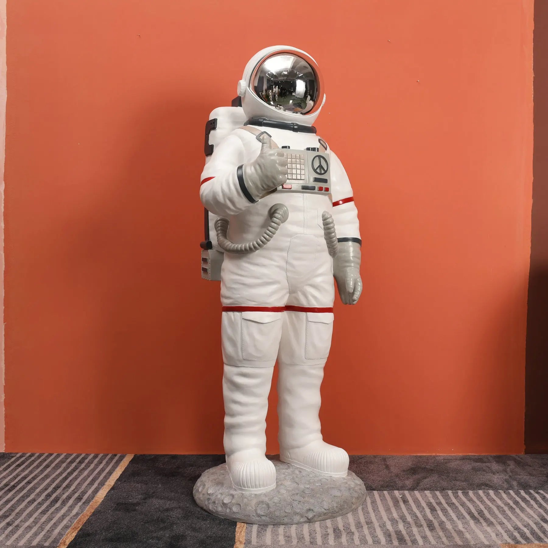 1.7M High Big Size Sculpture Shop Window Show Piece European Resin Life Size Praising Astronaut Sculpture