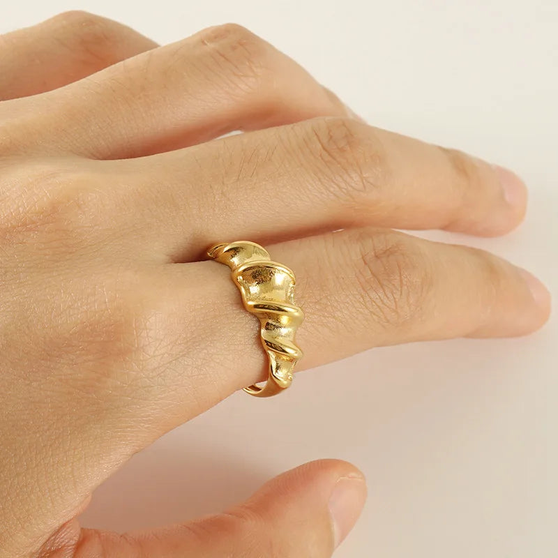 Retro Fashion Stainless Steel 18k Gold PVD Ring Spiral Shape Band Open Finger Ring for Women