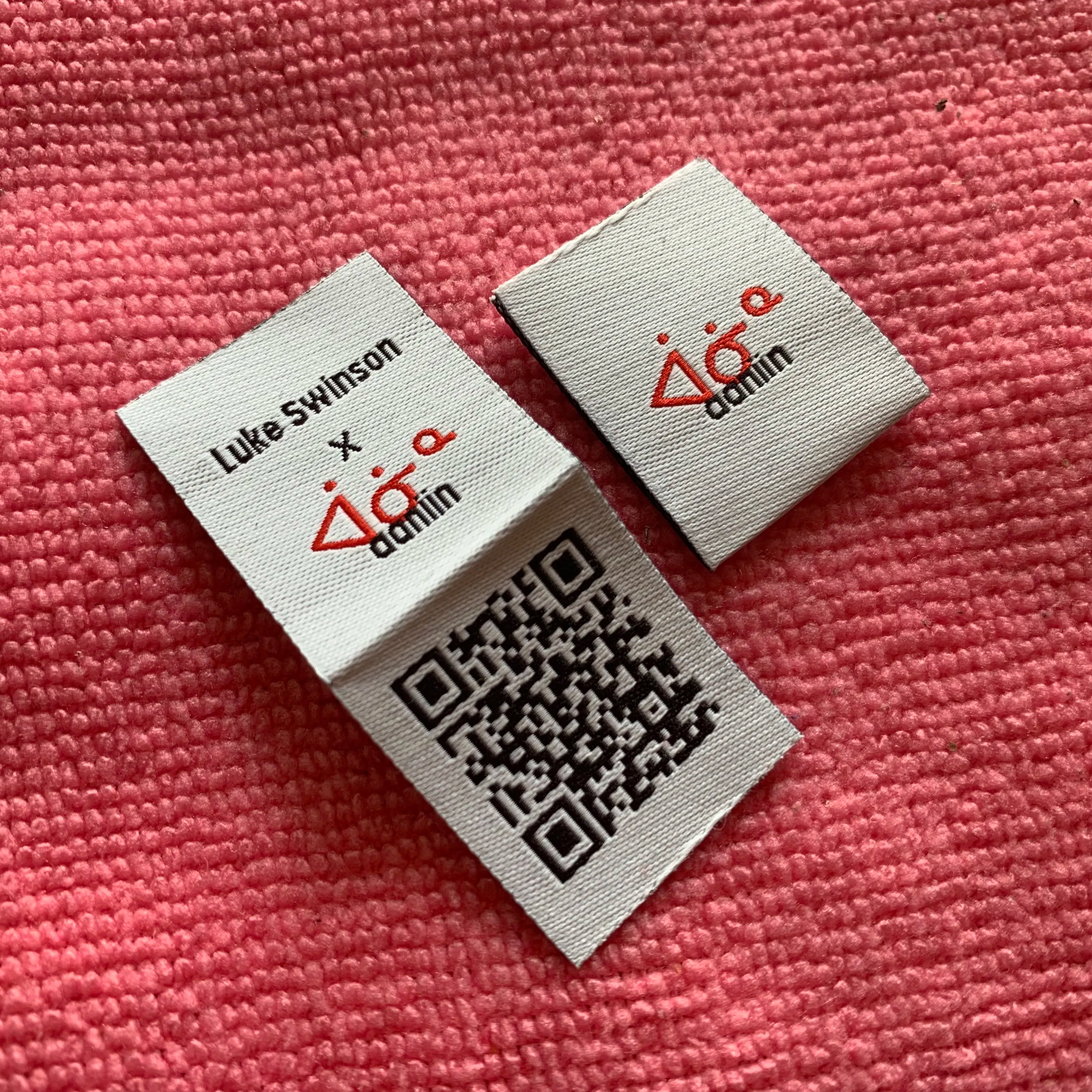 Workable QR Code Sewing on Damask Woven Labelmiddle Fold Scan QR Design Clothing Woven Tags for Neck