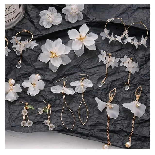 New Fashion Trend White Acrylic Flower Drop Earrings Female Acrylic Alloy Tassel Chain Pendant Earrings Korean Wedding Earrings