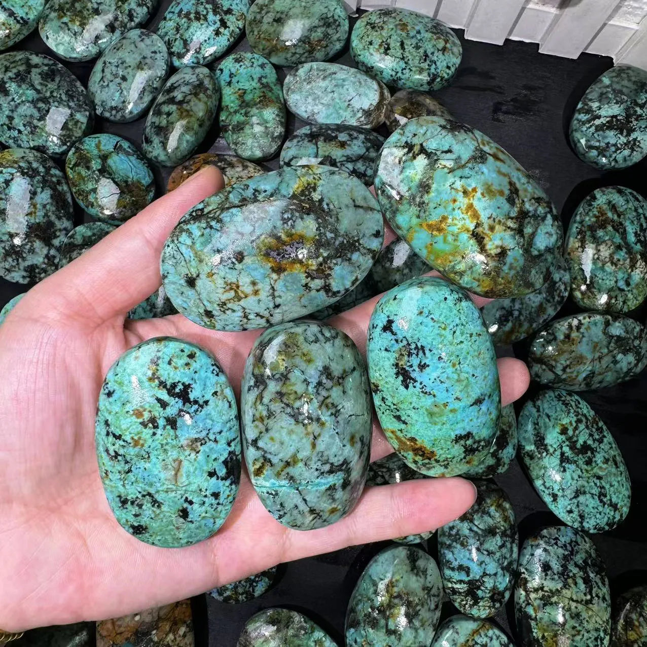 Natural Wholesale Price Crystal Palm Stone Turquoise Palm Stone   for Healing