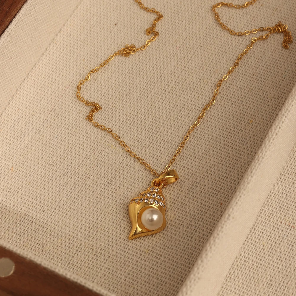 2023 Fashion Wholesale Top Unique Design 18K Gold Plated Conch Shell With White Pearl Jewelry Pearl Necklace