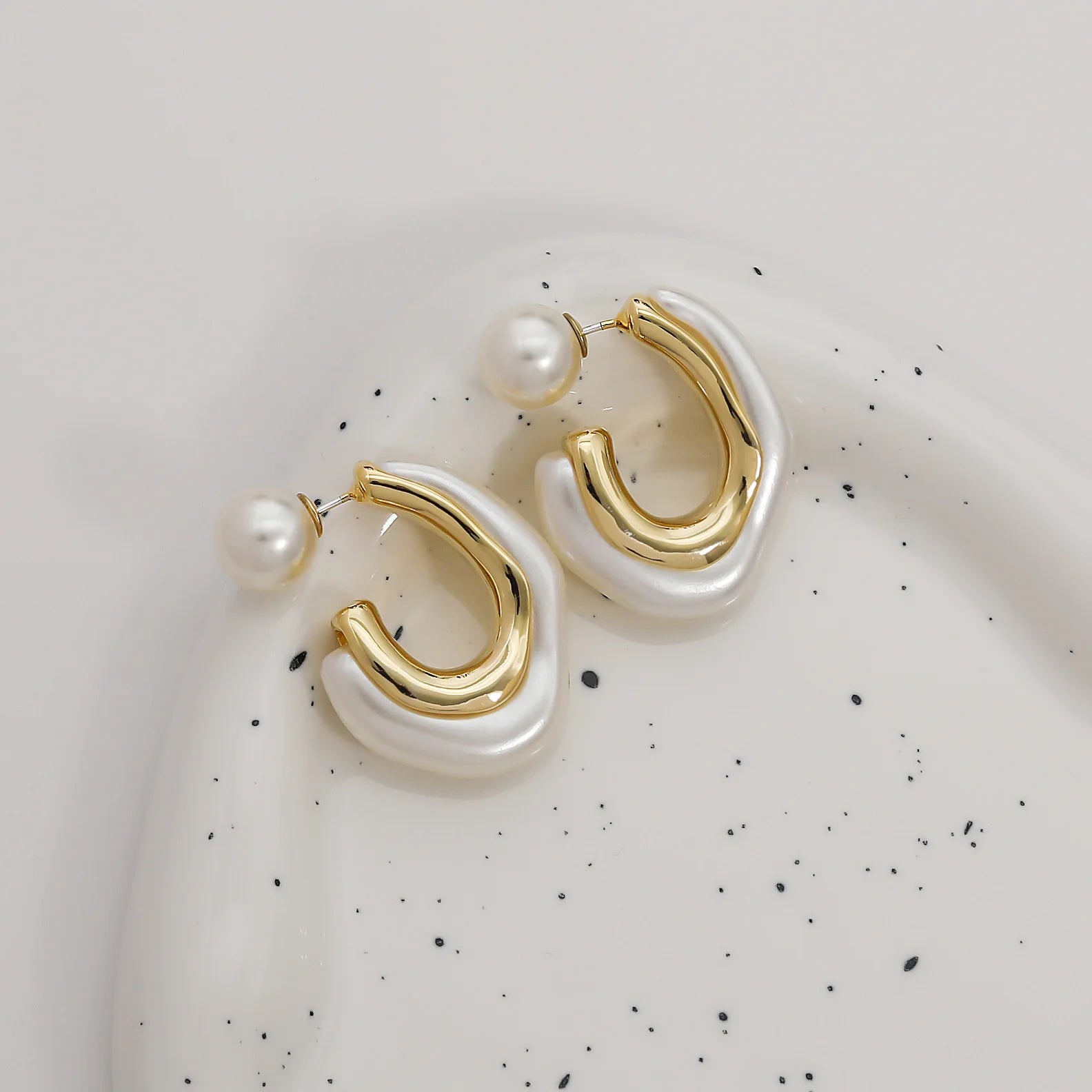 Hot Sale 2023 Korean Women Earrings Fashion Irregular Geometric C Shape Imitation Pearl Stud Earrings Gold Plated Women Jewelry