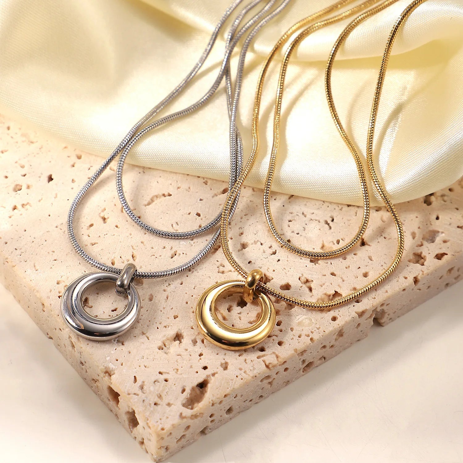 Double Layers Snake Chain Hollow Circle Pendant Necklace 18K Gold PVD Plated 316L Stainless Steel Fashion Jewelry Accessories