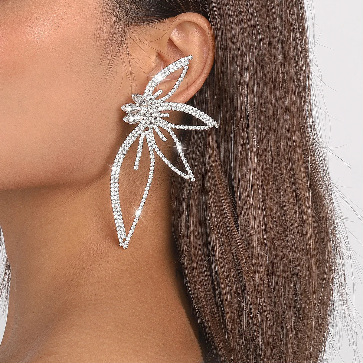 2025 New Arrival Fashion Jewelry Women Full Diamond Hollow Out Temperament Luxury Earrings Angel Leaf Crystal Drop Earrings 2022