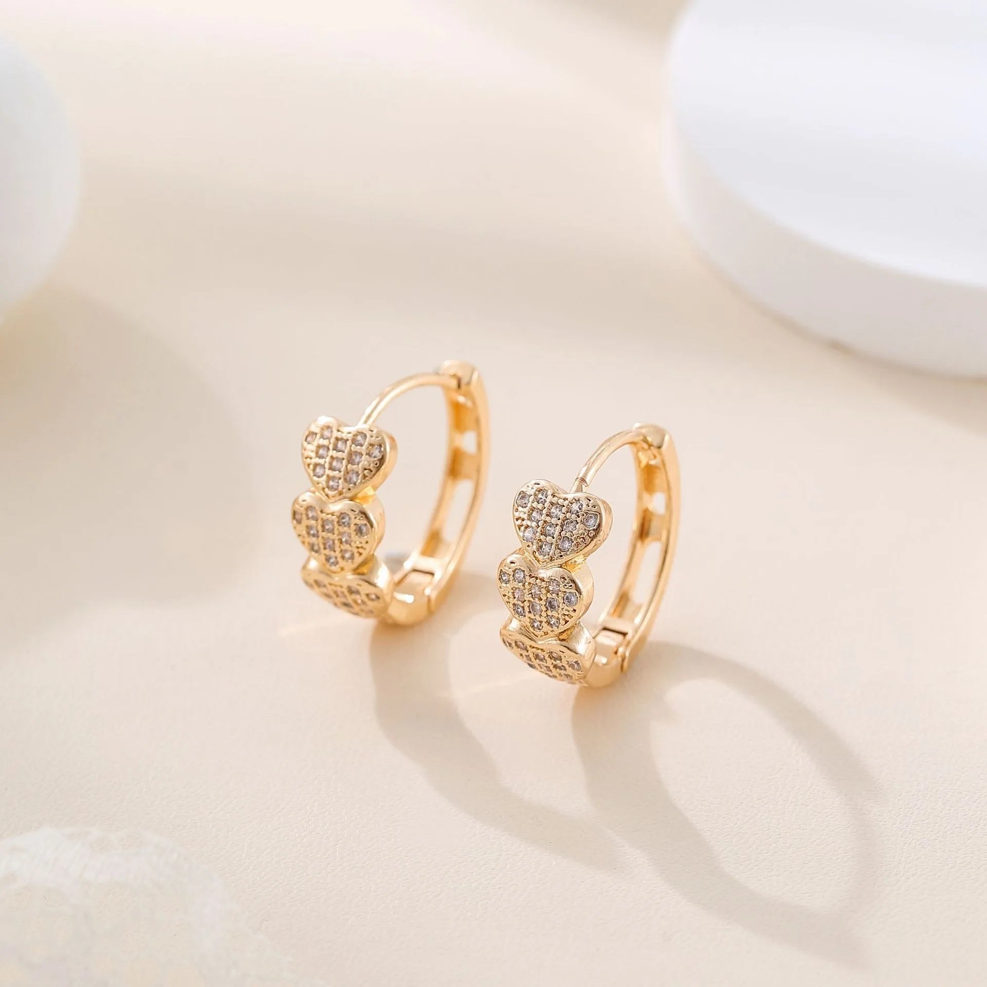 Vintage Luxury Simple High-End Hoop Earrings for Women Unique Heart Pattern Design with Full Micro Zircon Ear Hook Style