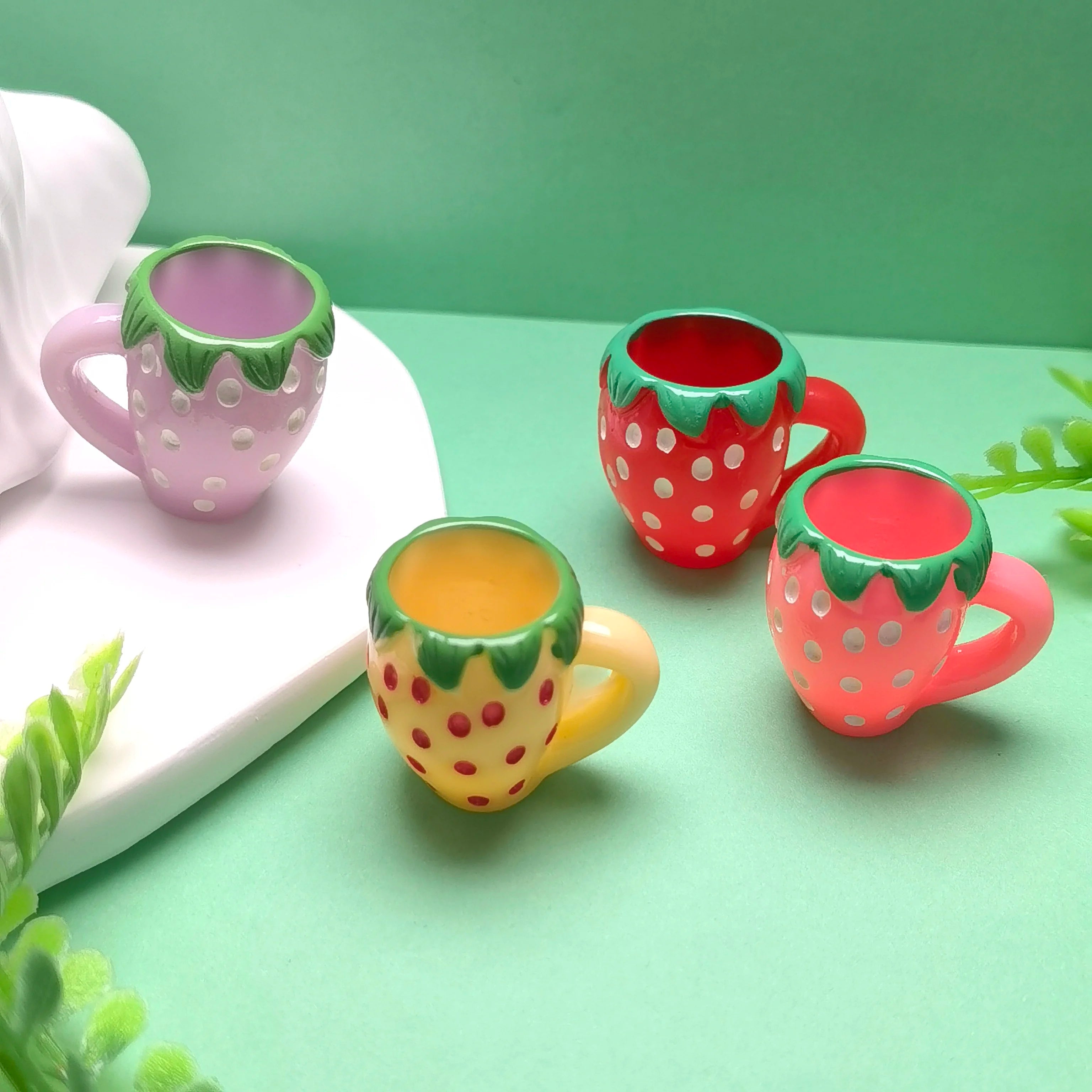 100Pcs/Lot Lovely Strawberry Coffee Cup Charms Colorful Strawberry Drink Cup Pendants For Keychain Jewelry Making DIY