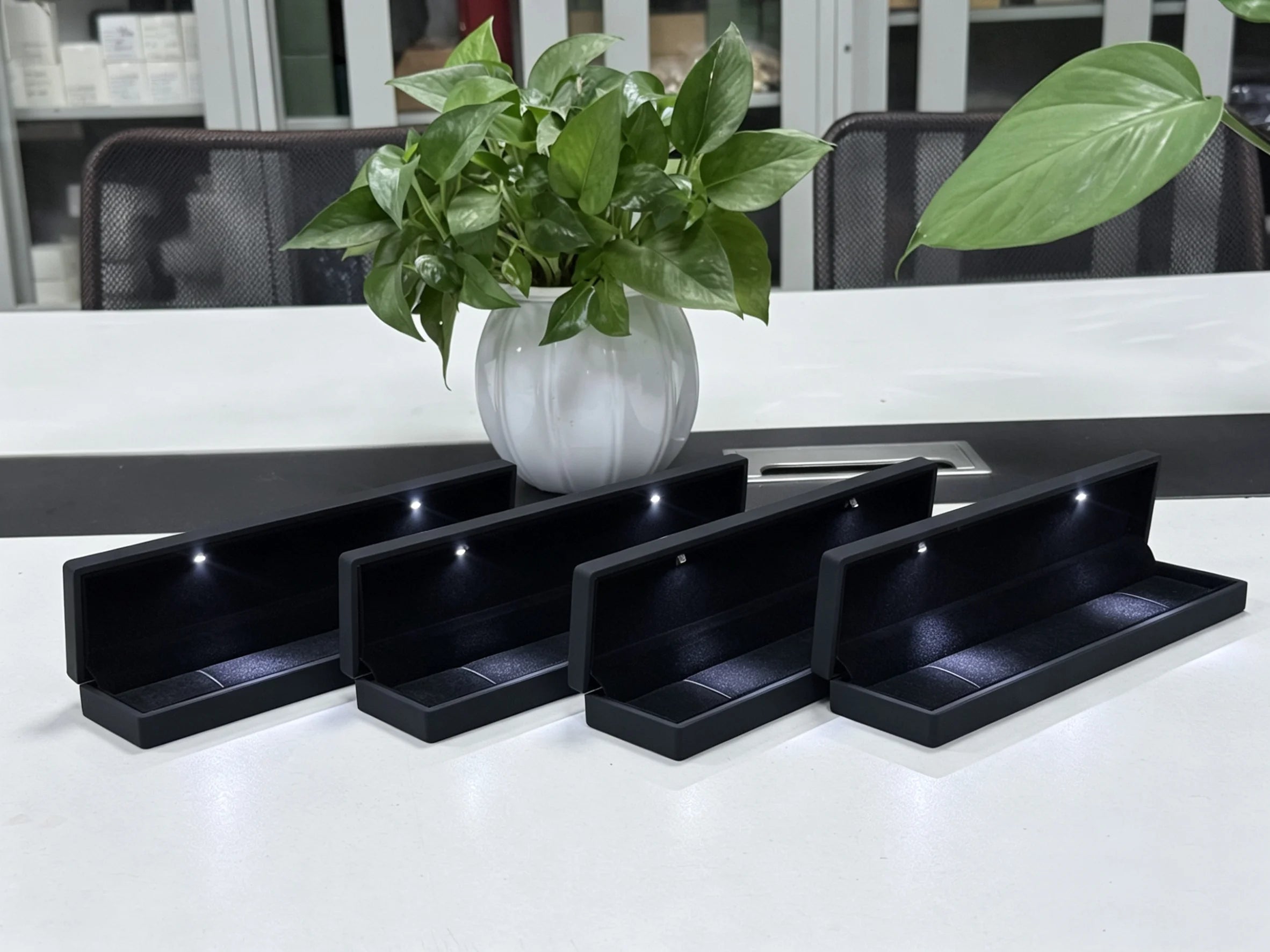 Wholesale LED Bracelet Box Retailing LED Long Chain Box Stock LED Jewelry Box Customized Logo Diamond Bracelet Packaging