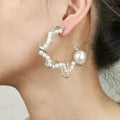 Hot Selling Exquisite Minority Gold Plated Statement Stud Earrings Pearl Alloy Wire Torque Hoop Earrings Summer Charm Jewelry
