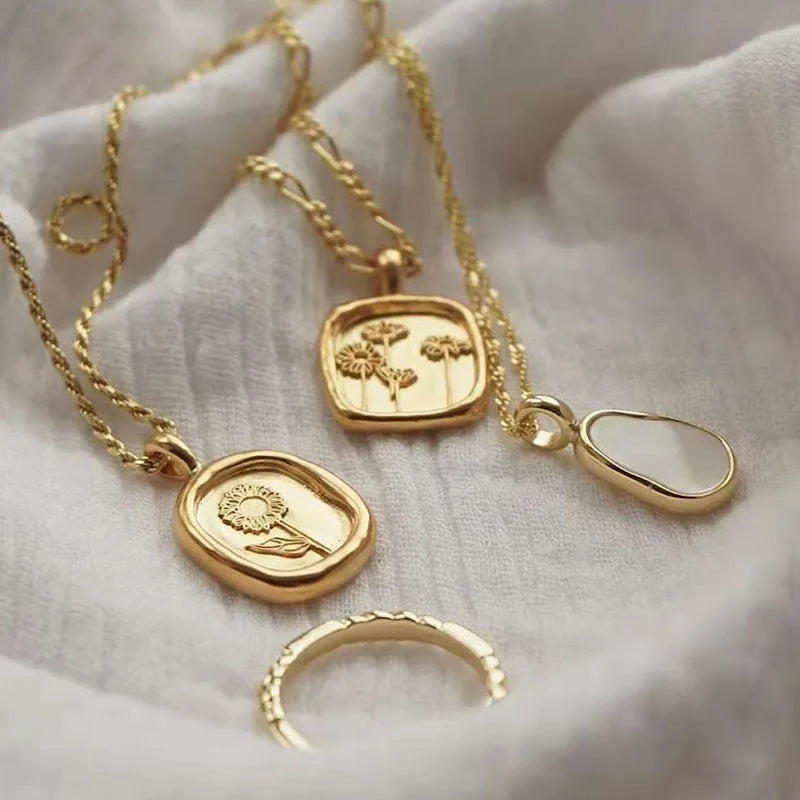 2021 New Lucky Grass & Flower Pendant 18k Plating Necklace