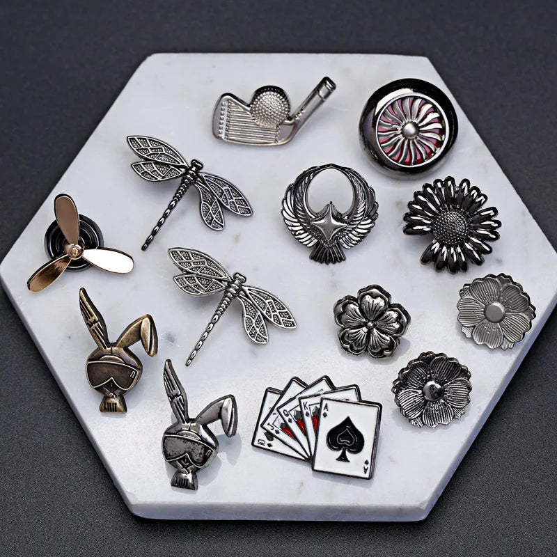 The Latest Personalized Low Price Badge Jewelry Dragonfly Golf Poker Brooch Safety Pin for Men