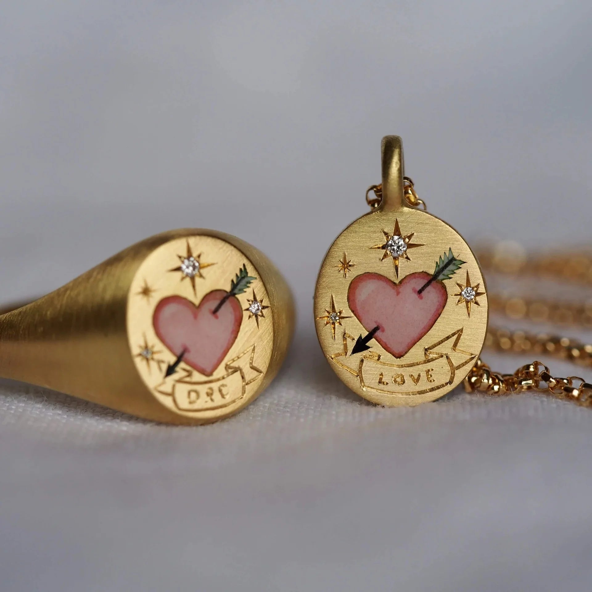 18K Gold Plated Stainless Steel Necklace Creative Hand-Painted Flower Heart Design Pearl Inlaid Chains for Women Girls Parties