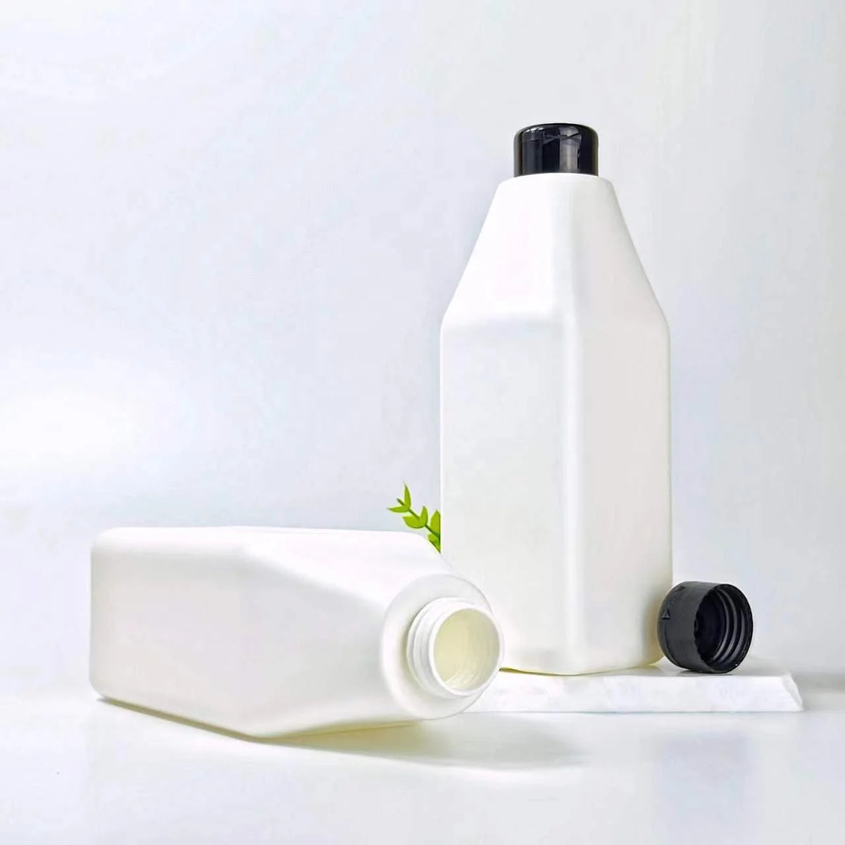 Large 930ml HDPE Customized White Packaging for Smooth Liquid Soap Plastic Square Container with Flipped Design Screen Printing
