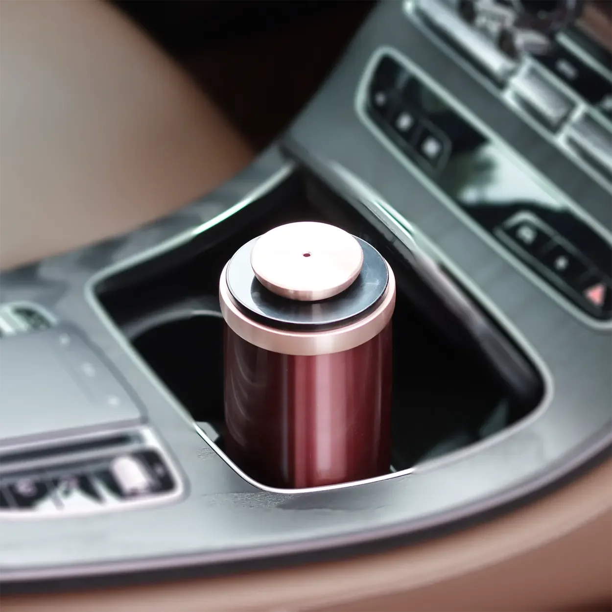 New Arrival Luxury Metal Rechargeable Wireless Smart Empty Glass Bottle Automatic Spray Home Scent Machine Mini Car Diffuser