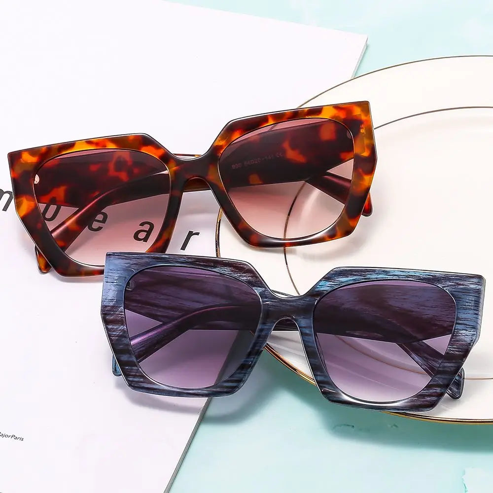 Newest 2022 Fashion Sun Glasses with Low Price UV400 Black and White Sunglasses with Big PC Frame