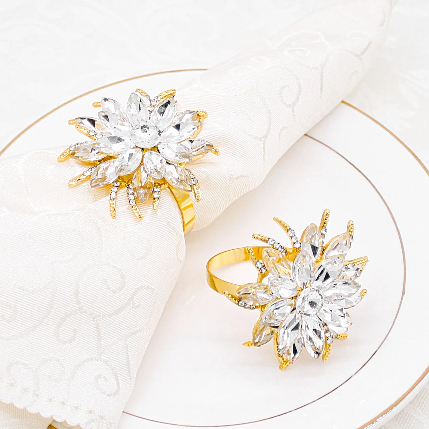 Luxury Table Accessories Acrylic Napkin Holder With Rhinestone Flower Napkin Rings Round Brass Glass Stocked Parties Weddings