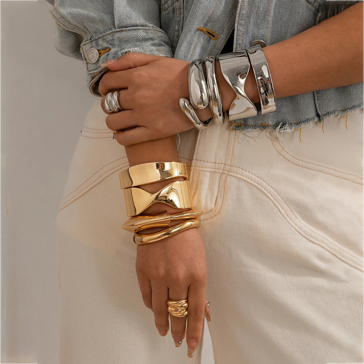 2024 New Wholesale Zinc Alloy Smooth Surface Design Hugging Bracelet Fashion Spring Bracelet Jewelry Gift for Men Women