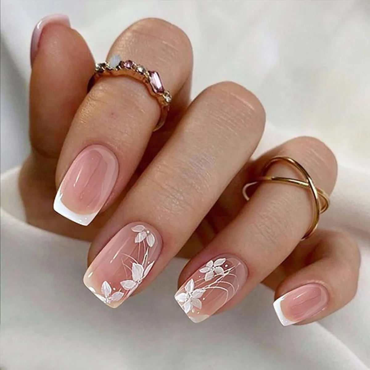 24 Pcs/set Soft Acrylic 3739 Simple Gentle Spring White Flower Short square Nails Acrylic Press on Nails Artificial Fingernail MegaBDM