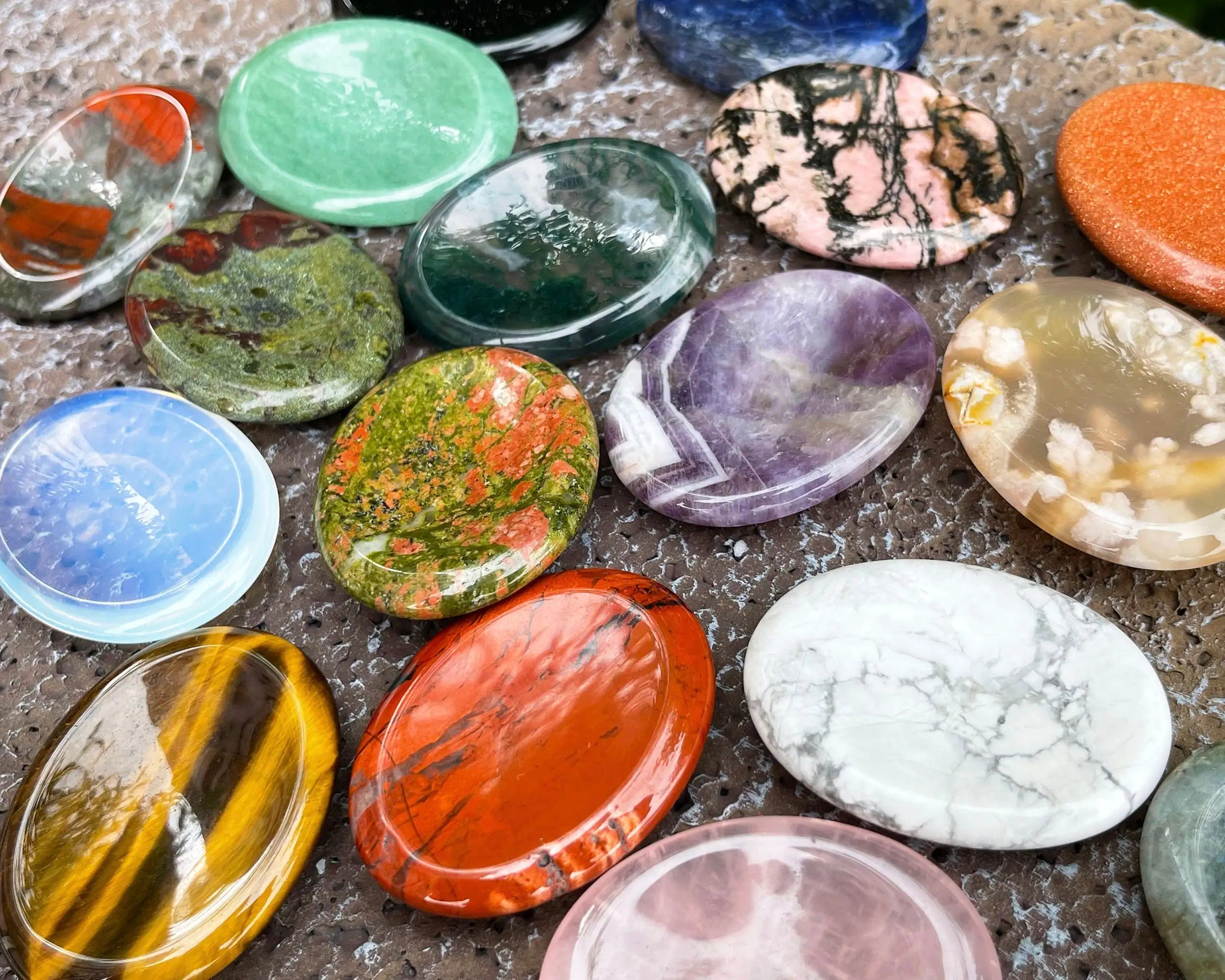 Professional Stone Factory Wholesale Inspiration Crystal Worry Healing Clear Quartz Thumb Stone  Energy Chakra Stone