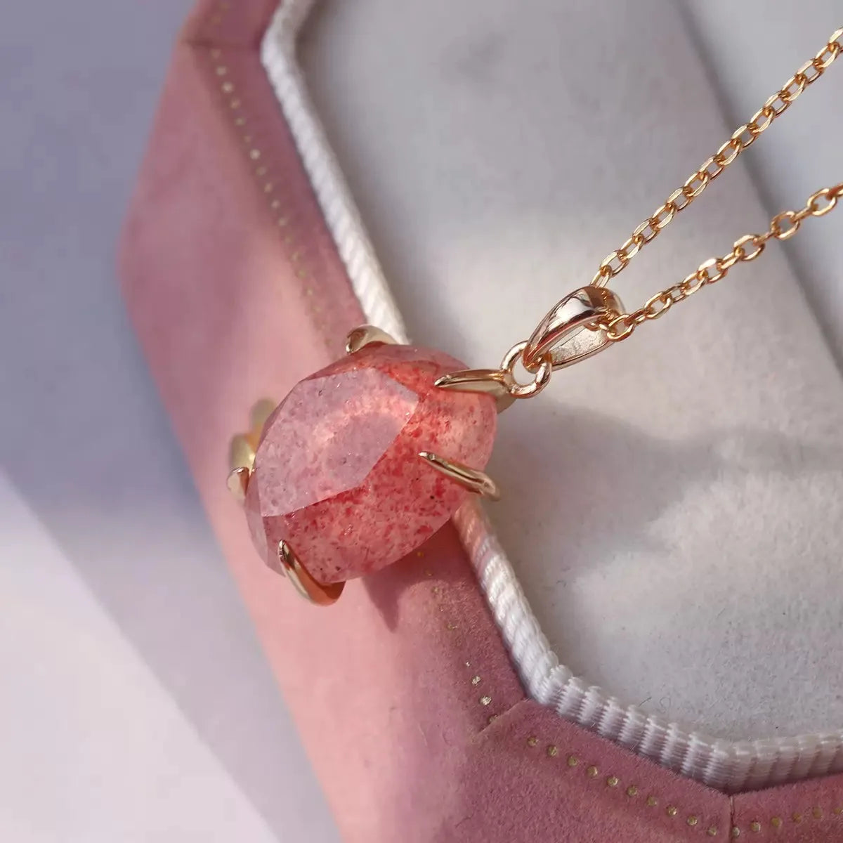 Fashionable Natural Strawberry Crystal Follow-On Pendant for Home Decoration Gift or Figurine Mascot