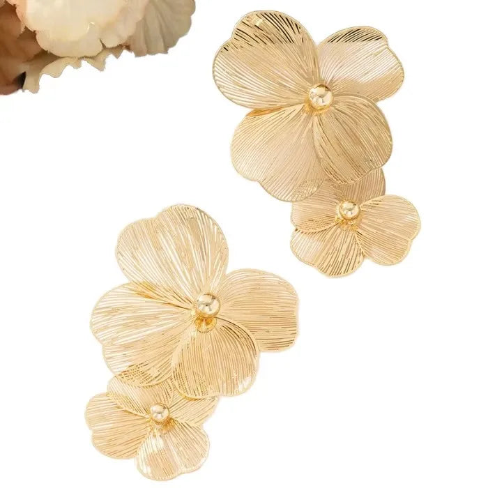 Trendy French Retro Pearl Titanium Steel Small Flower Stud Earrings for Women Diamond Accent for Party Wholesale