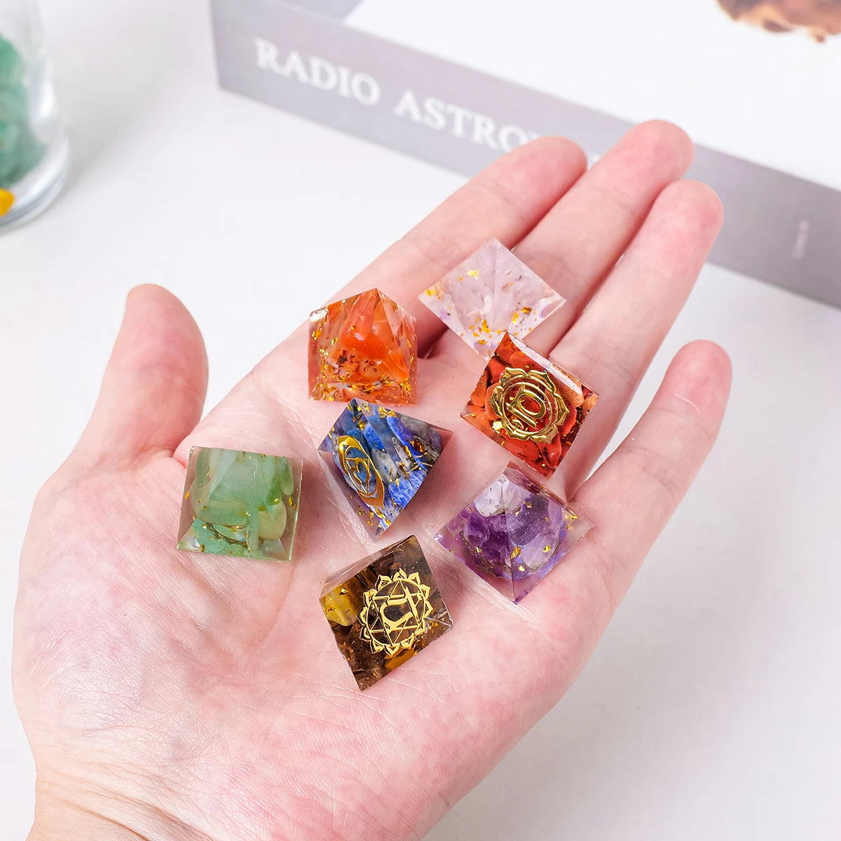Wholesale Natural Crystal Healing Gravel Stone Crystal Chips Resin Chakra Pyramid Set for Decoration