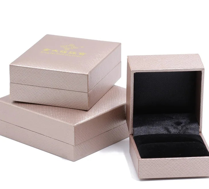 Custom Attractive Price Hot Sale Portable Box Jewelry Packaging Leather Box Clamshell Box for Bracelet Necklace