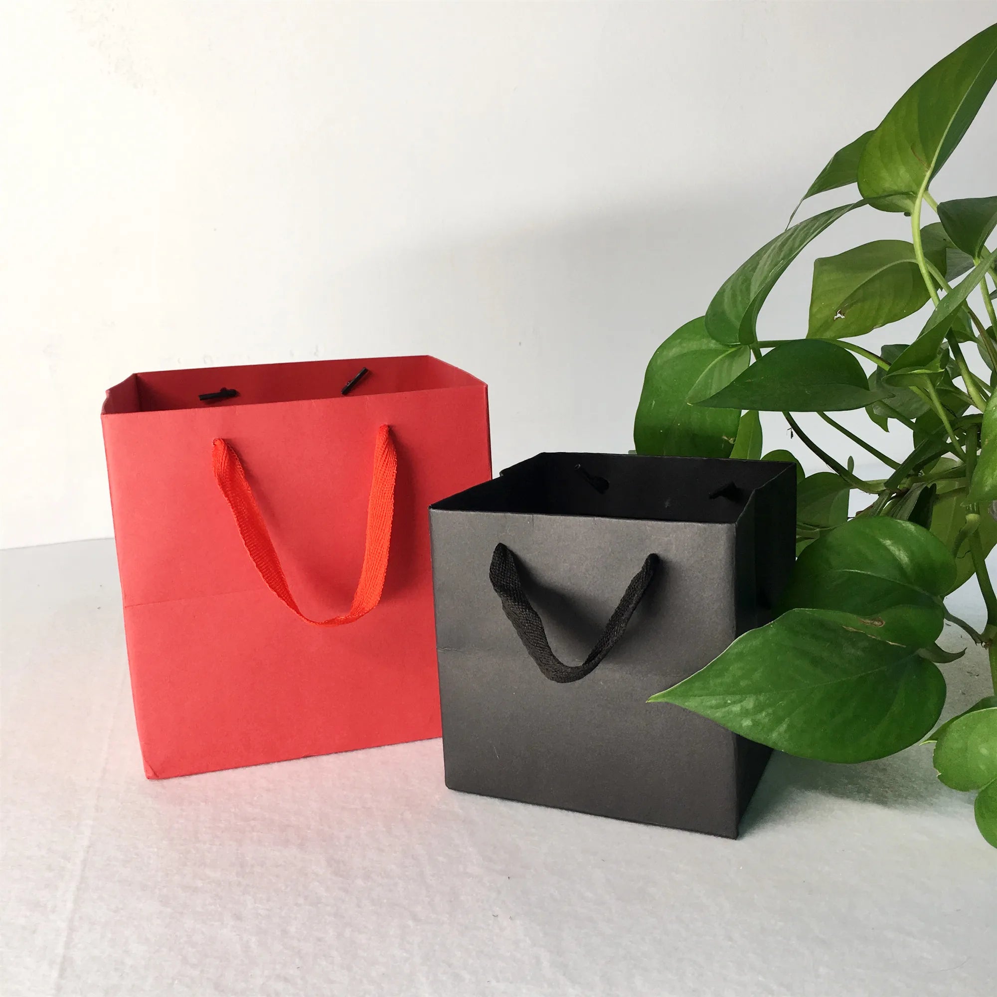 Custom Printed Logo Recyclable Boutique Brown Kraft Cardboard Clothing Shoes Paper Bags Luxury Ribbon Handle for Jewelry Gift