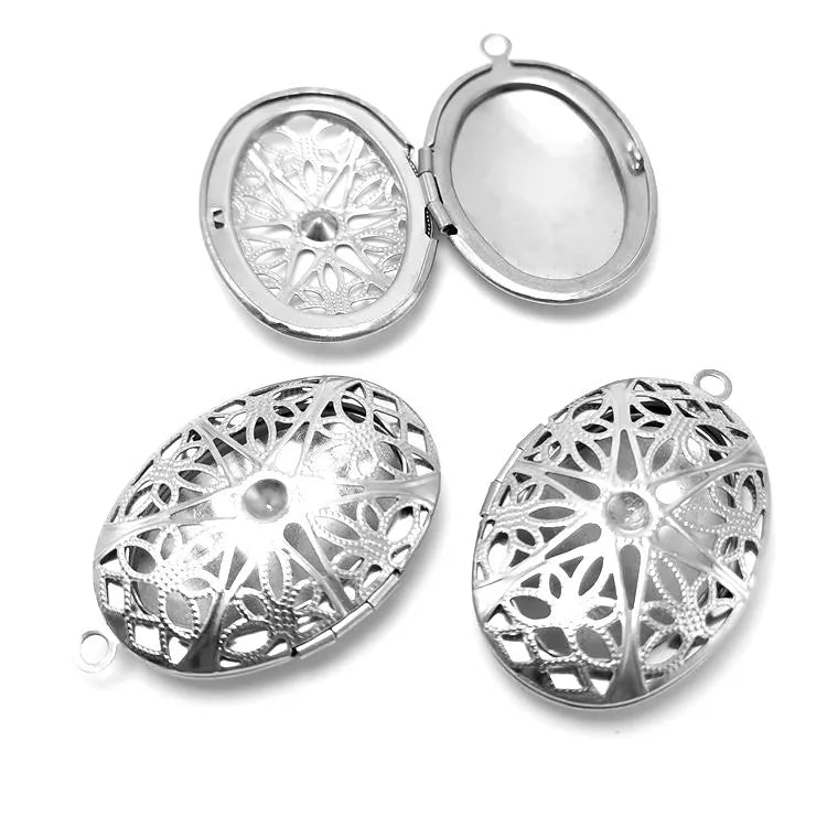 Vintage Old Style Stainless Steel Cheap Surface Hollow Photo Frame Picture Carved Lockets Pendants Collection