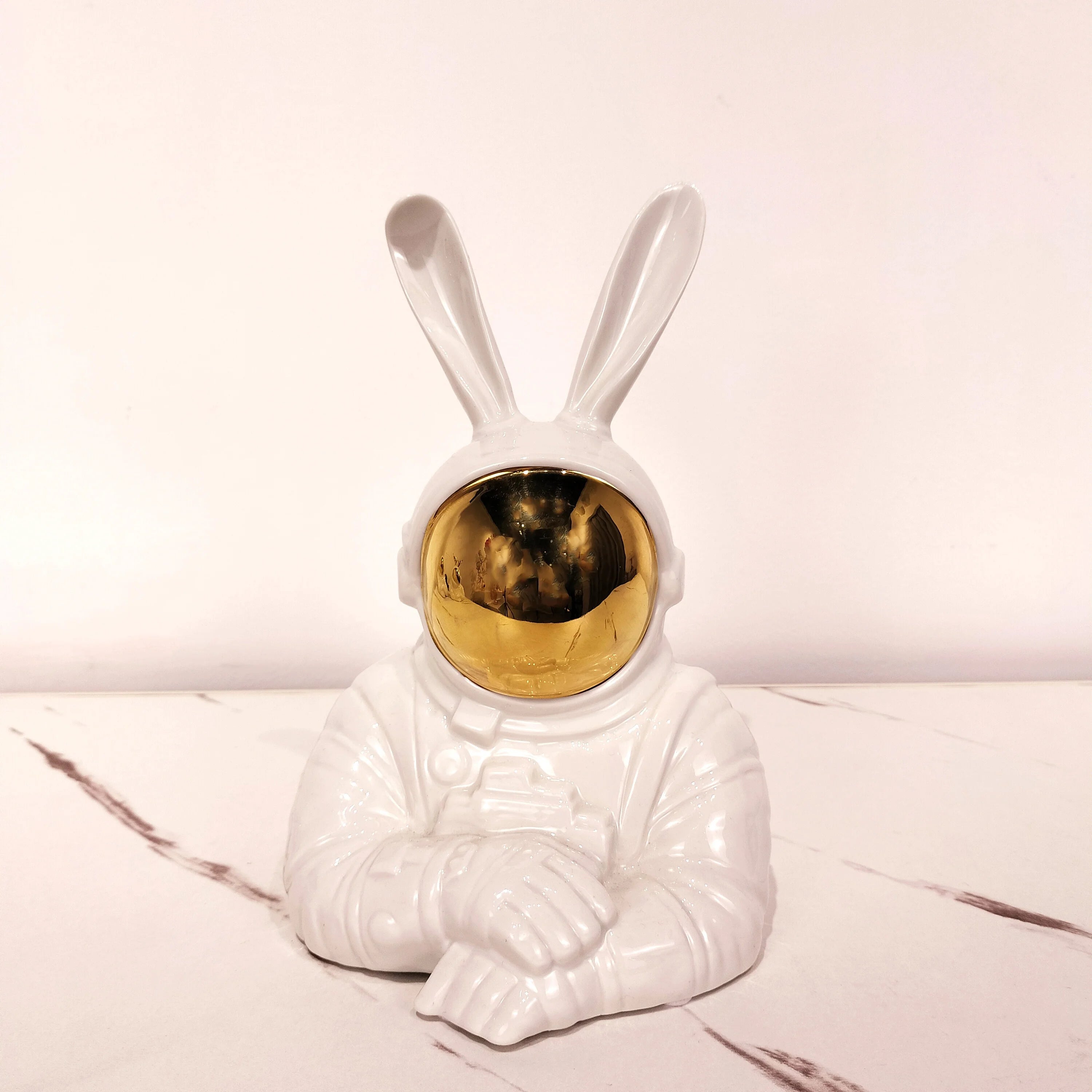 Factory Customized Home Decoration Ceramic Art and Craft Decoration Astronaut Gilded Ceramic Luxury Decor