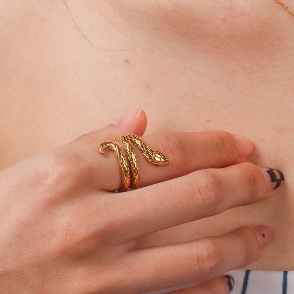 Chris April Stylish Jewelry in Stock PVD Gold Plated 316L Stainless Steel Water Proof Twisting Snake Shape Finger Ring