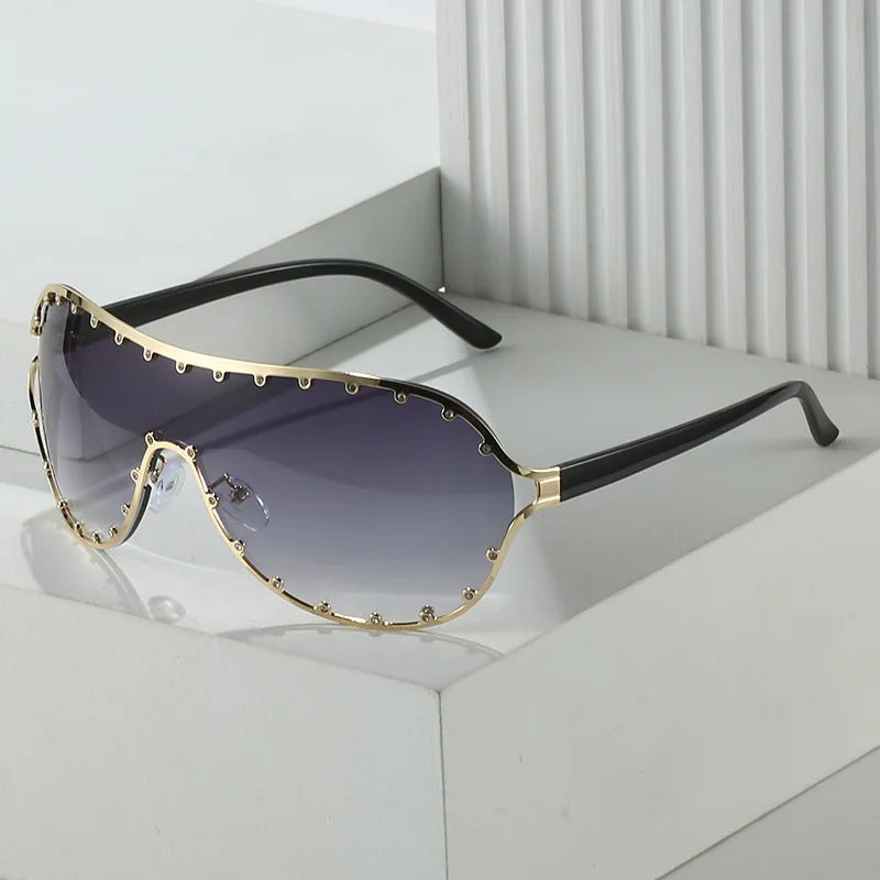 STORY XY3547 One Piece Big Frame UV400 Rivet Sun Glasses Fashion Wrap Around Women Sunglasses Trendy Oversized Shades for Ladies