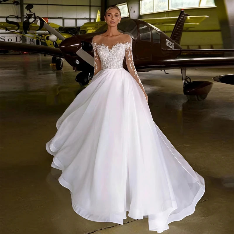 2023 Bohemian A-Line White Wedding Dresses Long Sleeves Pleated Soft Lace Applique Bridal Gown