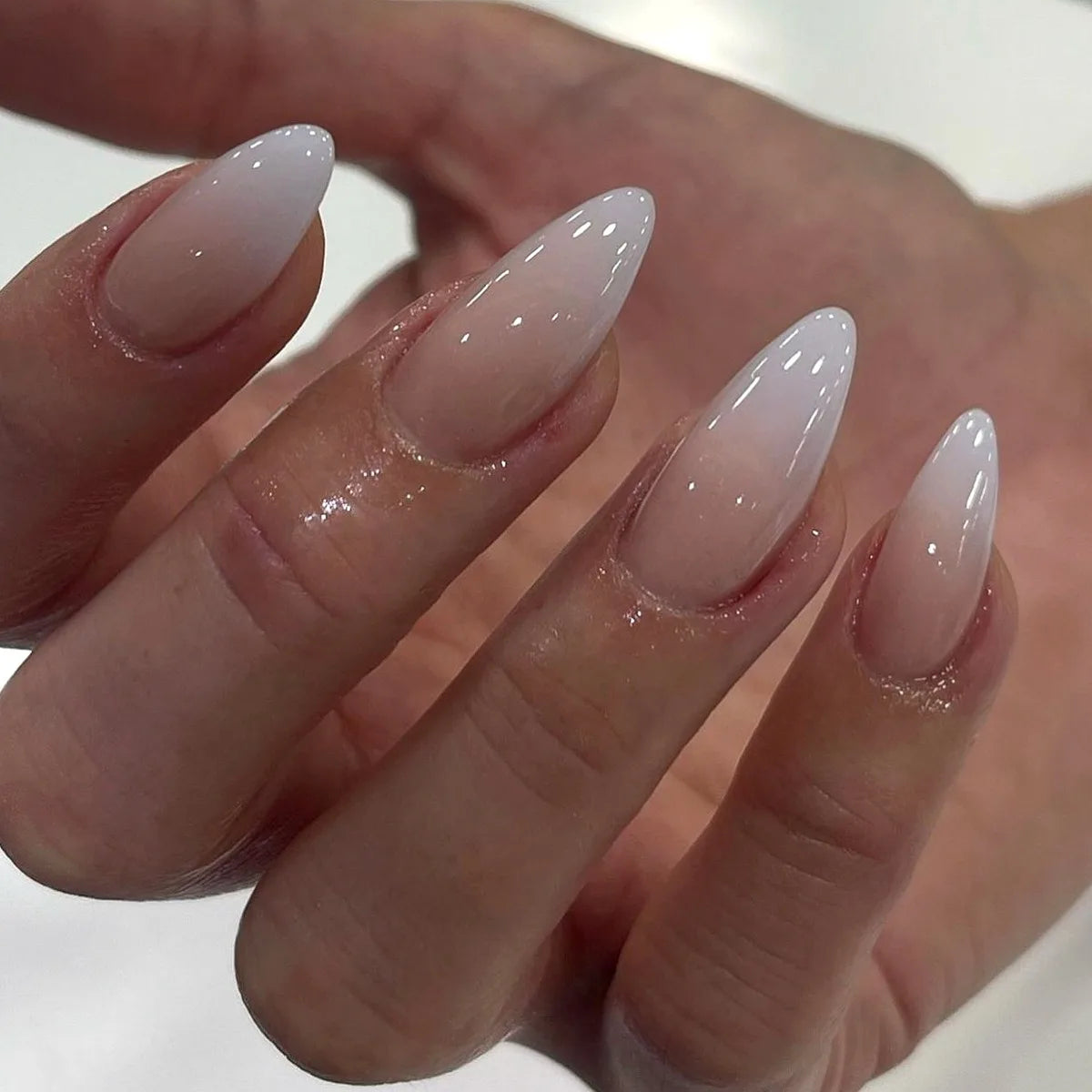 24 Pcs 3305 Simple Pink and White Gradient Short Almond Shape Nails Press on Nails Artificial Fingernails Customize