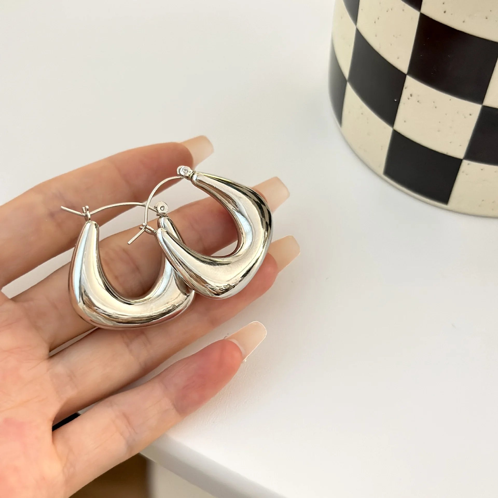 New Korean Niche Simple Vegan Circle Designer U-shaped Earring Personality Luxury Alloy Hoop Earrings for Women Girls