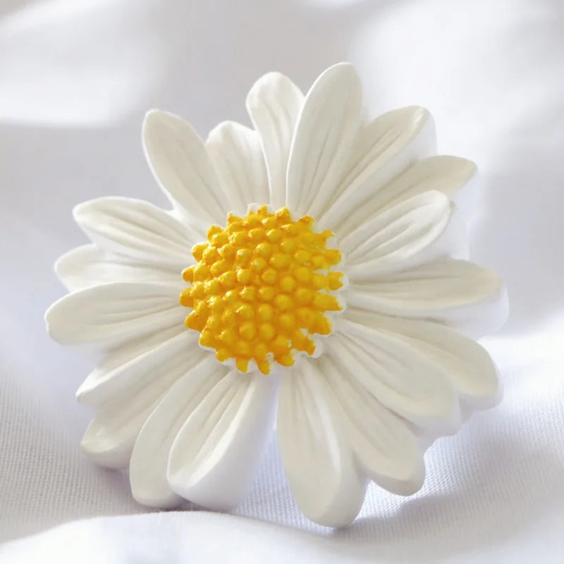 Wholesale Stocked Daisy Flower Shaped Scented Ceramic Porcelain Aroma Fragrance Essential Oil Diffuser Car Vent Air Freshener